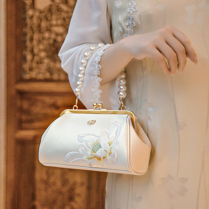 Clutch im Han-chinesischen Stil – Handbestickte Mini-Tasche aus Rindsleder